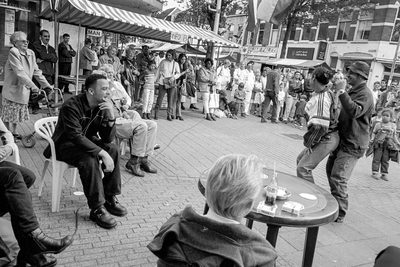 405881 Afbeelding van het Lombok Anders -feest in de Kanaalstraat te Utrecht (hoek Riouwstraat), tijdens de viering van ...